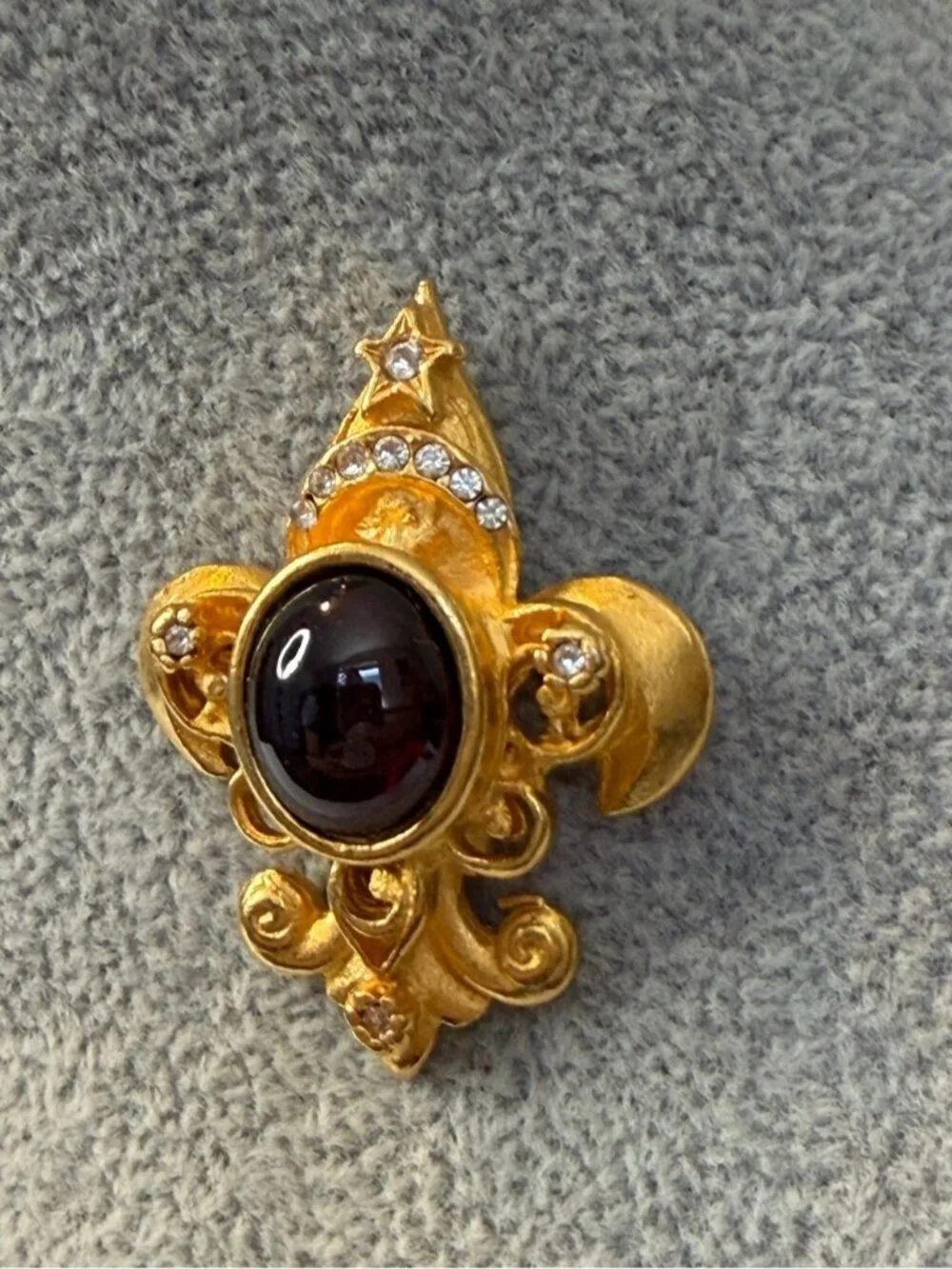 Vintage Leslie Block Fleur-de-lis Pin Brooch Matte Gold Dark Cabochon Stone 90s